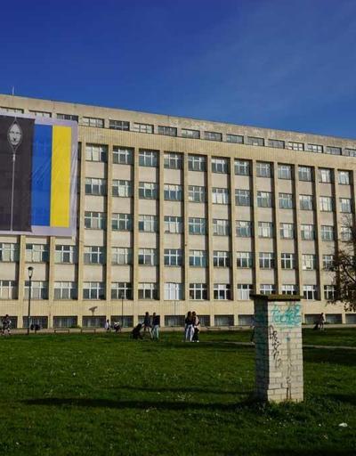 Çekyada bakanlık binasına Putinin ceset torbasında fotoğrafı asıldı