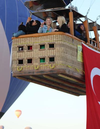 Kapadokyada balonlar, Türk bayrağı ve Atatürk posterleri ile havalandı