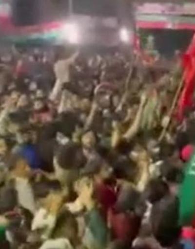 Pakistan’da Imran Khan gösterileri İslamabad’a doğru yürüyüşe başladılar