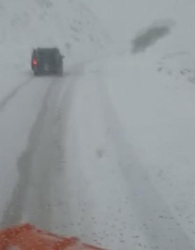 Ekipler uyardı Kar yağışı yolu kapattı