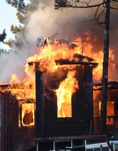 Sivasta ahşap sosyal tesis binası, alev alev yandı