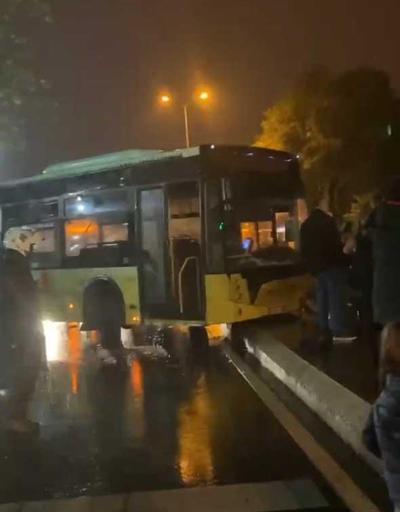 Üsküdarda İETT otobüsü aydınlatma direğine çarptı
