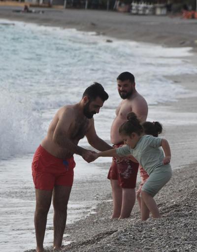 Fethiyede yabancı turistler dalgalara rağmen denize girdi