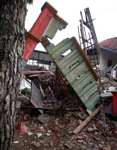 Endonezyada deprem felaketi: 160tan fazla kişi hayatını kaybetti