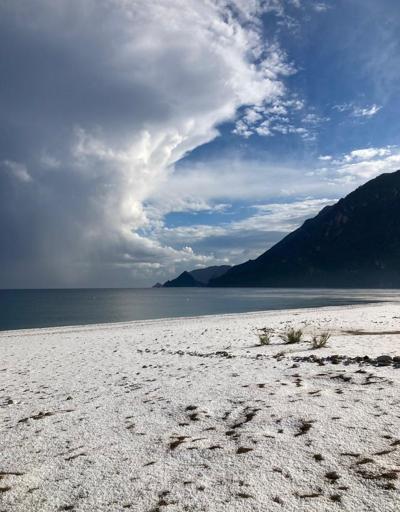 Dünyaca ünlü Çıralı ve Olympos sahili dolu yağışı ile beyaza büründü