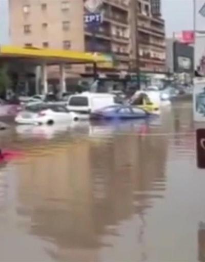 Lübnan’ı sel vurdu: Araçlar sel sularına kapıldı