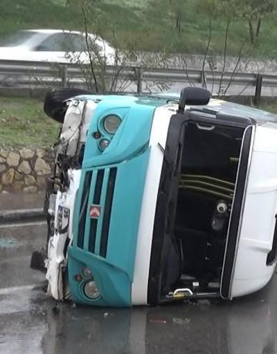 İzmirde minibüs devrildi: Yaralanan sürücü hastaneye kaldırıldı