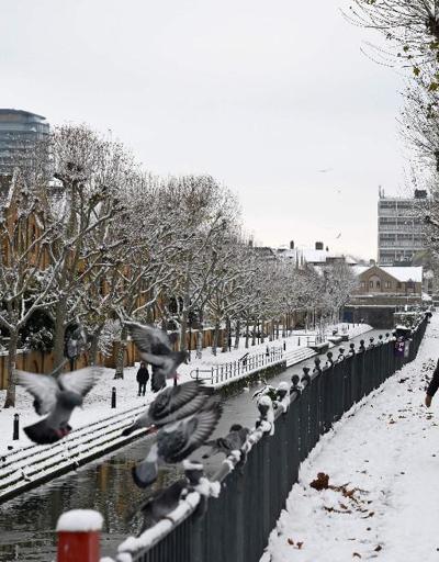 Londra’da kar yağışı ulaşımı olumsuz etkiledi