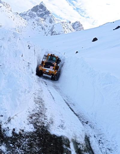 Askeri üs bölgesinde yoğun mesai: Kar kalınlığı 4 metreyi aştı