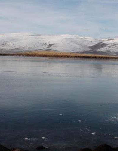 Çıldır Gölü, buz tutmaya başladı