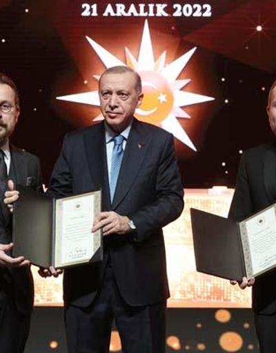 Cumhurbaşkanı  Erdoğan, Akkor kardeşleri sahnede barıştırdı