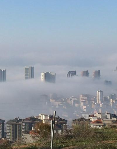 İstanbulda gökdelenler sis bulutları arasında kayboldu