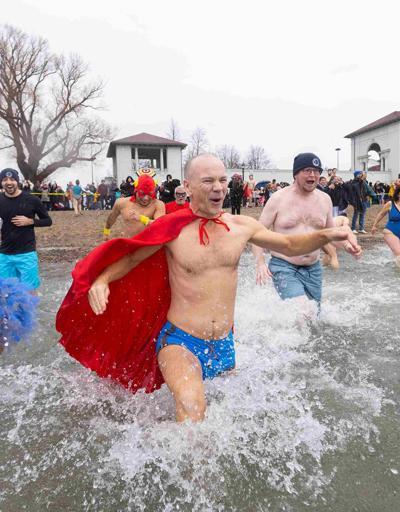 Yeni yıl geleneği: Yüzlerce kişi buz gibi soğuk suya koştu