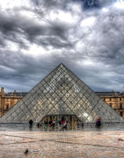 Parisin sembol yapıları enerji tasarrufu için erken karartılıyor