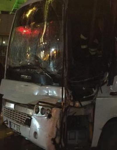 Hatalı dönüş yapan kamyona çarpan minibüs sürücüsü yaralandı