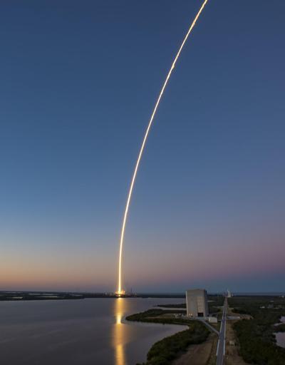 SpaceX, ABD Uzay Kuvvetlerine ait iletişim uydusu fırlattı