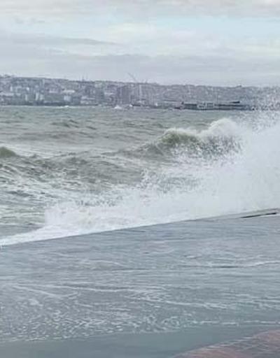 Dev dalgalar İstanbul sahillerini dövdü