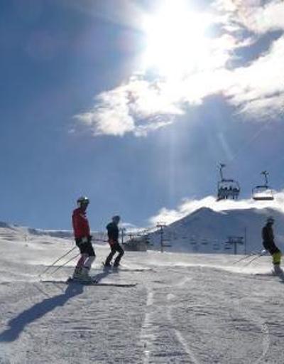 Erzurumda kayak merkezlerine 270 bin metreküp suni kar yağdırıldı