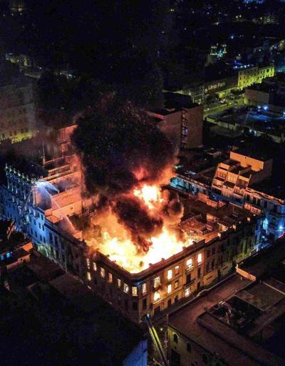 Perudaki hükümet karşıtı protestolar sırasında tarihi binada yangın