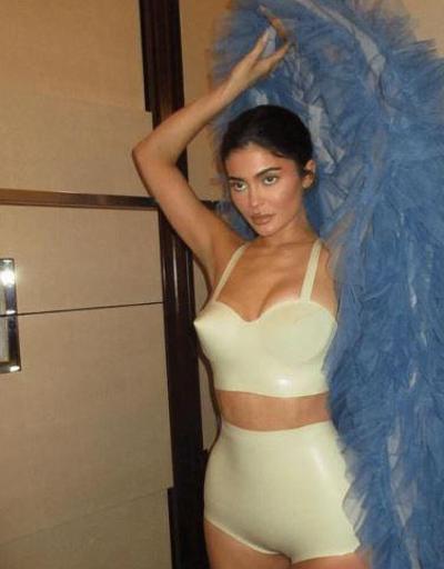 Kylie Jennerın elbisesi olay oldu