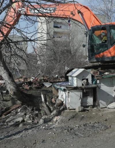 Başakşehirdeki metruk bina ekiplerce yıkıldı