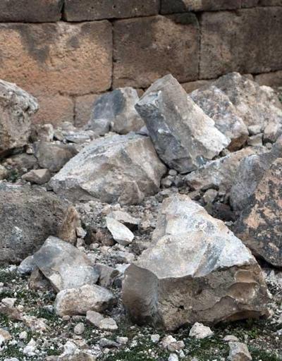 Şiddetli iki deprem 5 bin yıllık Diyarbakır Surları’nı da vurdu