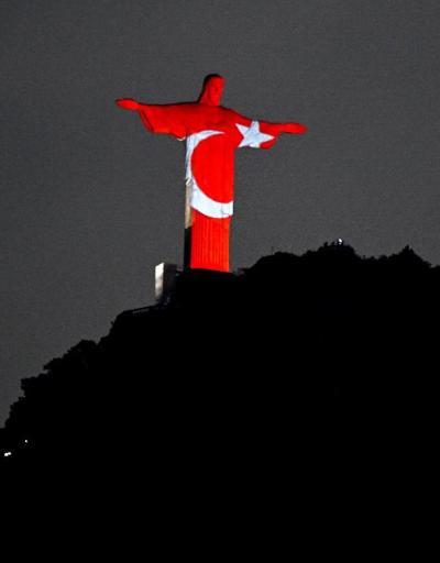 Brezilyada Kurtarıcı İsa heykeli, depremlerde hayatını kaybedenler anısına aydınlatıldı