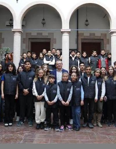Ayvalık Belediye Başkanı Mesut Erginden depremzedeler için tek vücut olan gönüllü gençlere teşekkür
