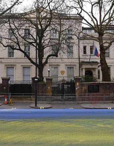 İngiltereden Rusyaya boyalı gönderme: Büyükelçilik binası önünde ilginç eylem