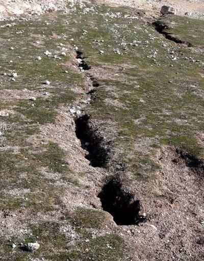 Niğdede 5.3 büyüklüğünde deprem: Aksarayda yollar ve araziler yarıldı