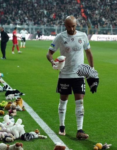 Beşiktaş taraftarı çocuklar için sahaya oyuncak attı