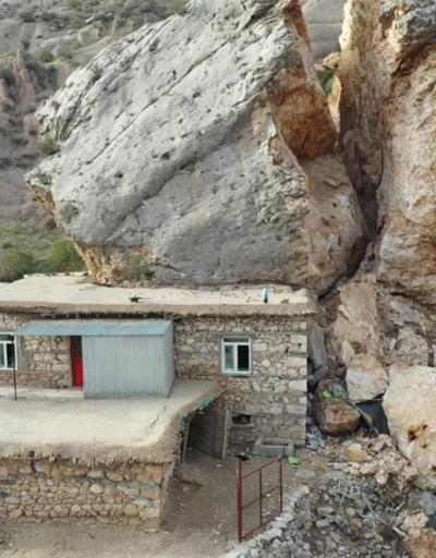 Deprem bölgesinde şoke eden görüntü Dev kaya ikiye yarıldı; inanılmaz…
