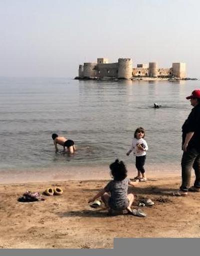 Mersinde konaklayan depremzede ailelerin çocukları sahilde oynuyor