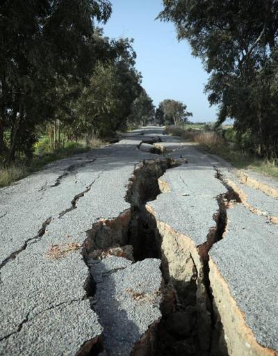 İnsan boyundaki çatlaklar 2 km boyunca uzanıyor: Depremden sonra bu halde...