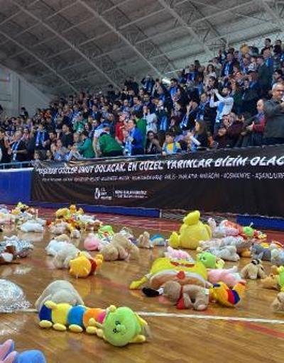 Depremzede çocuklar için yapılan organizasyon basketbolcuları sahada ağlattı