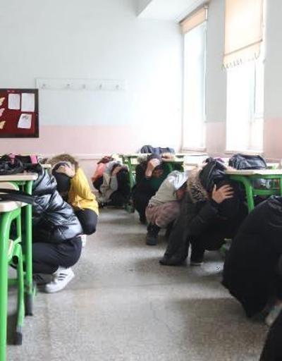 Midyatta okulda Çök- Kapan- Tutun deprem anı tatbikatı