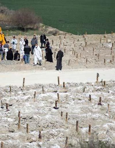 Deprem mezarlarına Türk bayrağı asıp, mezar taşlarını yaptırdılar