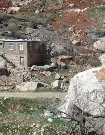 Dev kayalar depremde köye yuvarlandı