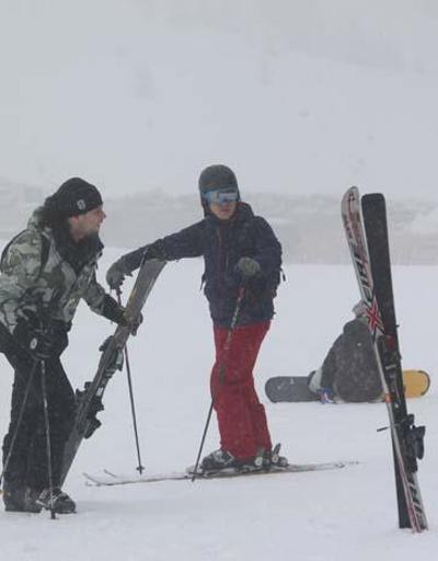 Kartalkayada tatilciler kar yağışı eşliğinde kayak yaptı