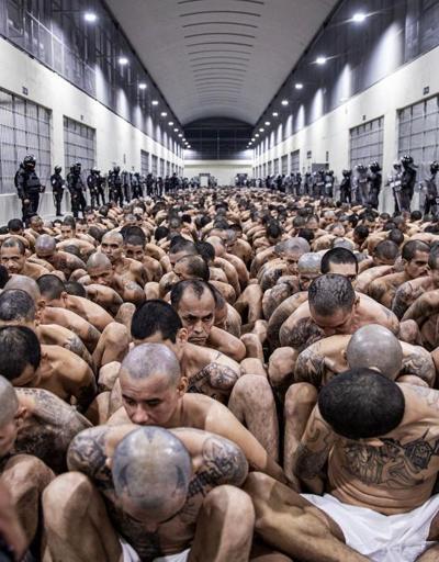 El Salvador’dan yeni görüntüler: Yüzlerce mahkum daha mega hapishaneye nakledildi
