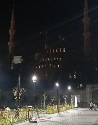 Sultanahmet Camiinde ışıklar depremde hayatını kaybedenler için söndürüldü