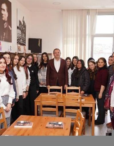 Ayvalık Belediye Başkanı Ergin, Kütüphane Haftasını öğrencilerle kutladı