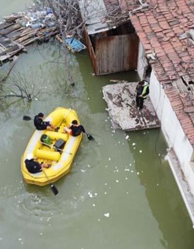 Yusufeli’nde baraj suyu altında kalan binalarda mahsur kalan can dostlar botla kurtarıldı