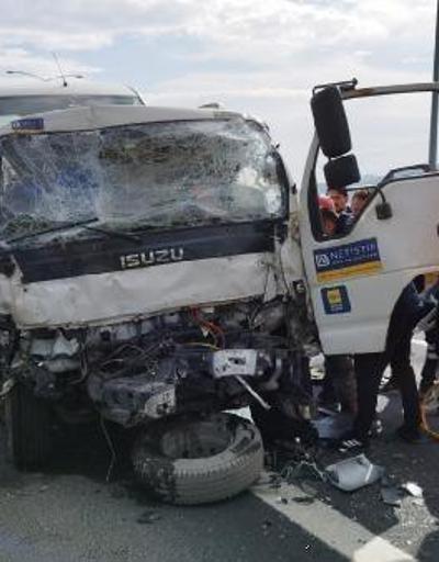 Orhangazide, hasarlı araç taşıyan çekici ile kamyonet çarpıştı