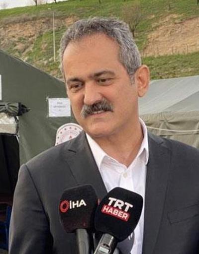 Milli Eğitim Bakanı Mahmut Özer, çadır sınıflarda incelemelerde bulundu