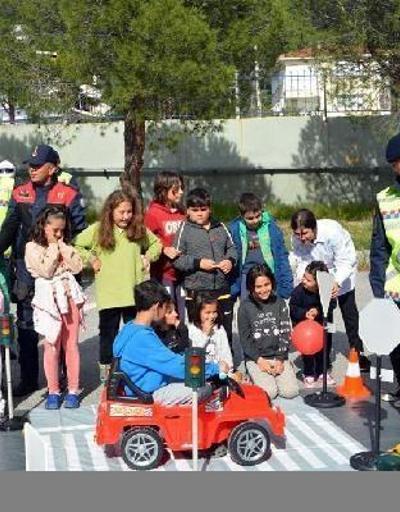 İzmirde jandarmadan depremzede çocuklara trafik eğitimi