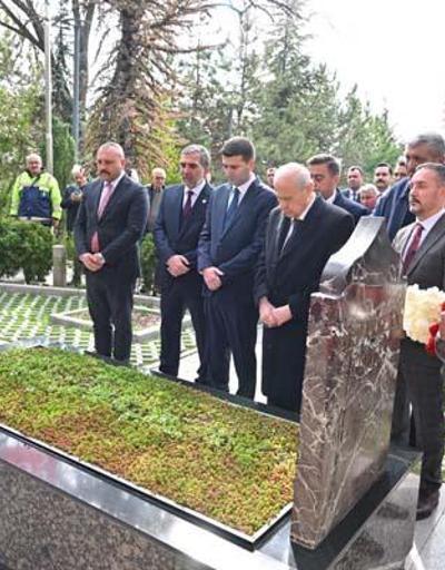 Bahçeliden Türkeşin mezarına ziyaret