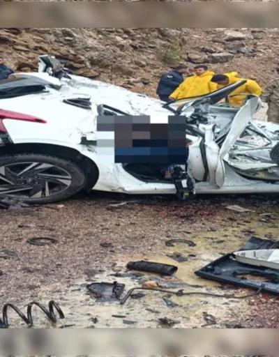 SON DAKİKA: Adanada otomobilin üzerine kayalar düştü Araçtaki 4 öğretmen hayatını kaybetti