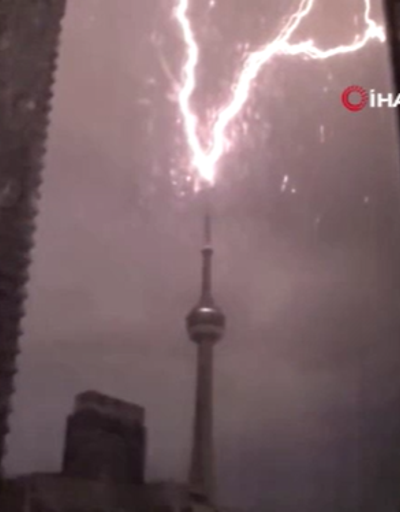 Torontonun simgesi CN Kulesine yıldırım düştü: O anlar kamerada