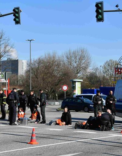 Almanyada iklim aktivistleri ellerini asfalta yapıştırdı